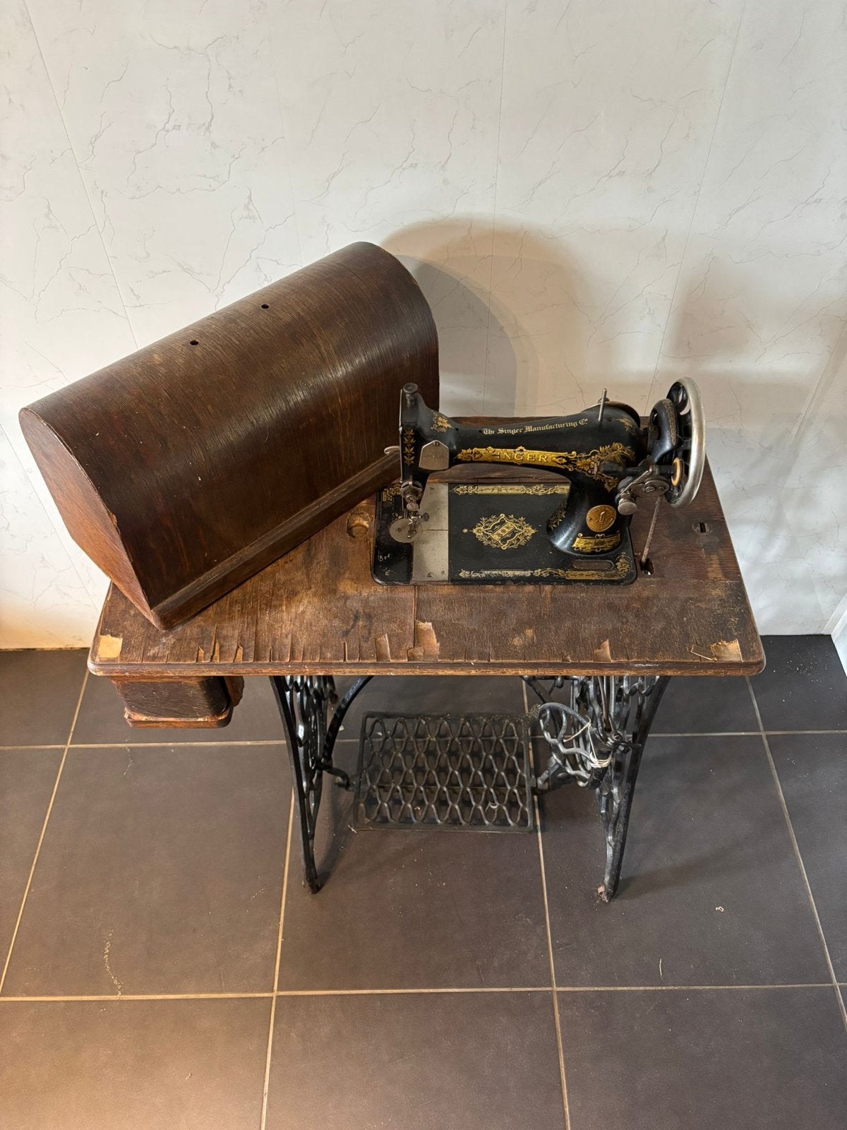 Antieke Singer Naaimachine met Houten Tafel en Kap, Ophalen