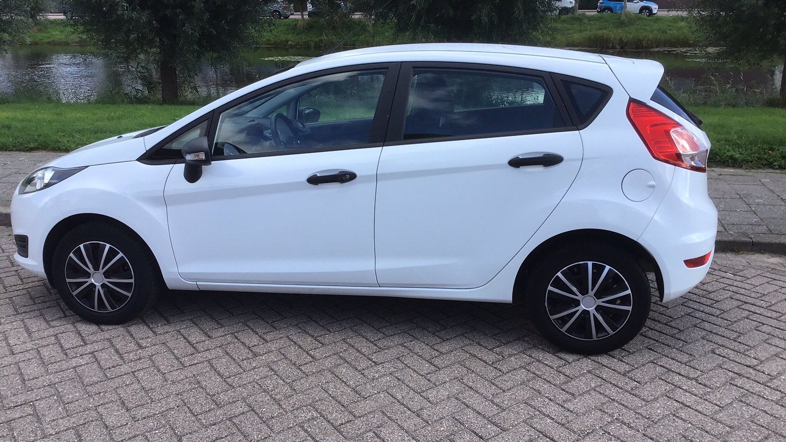 Ford Fiësta1.25 82pk 5d 2015,grote beurt gehad +distributie, Auto's, Voorwielaandrijving, Dealer onderhouden, Wit, Handgeschakeld