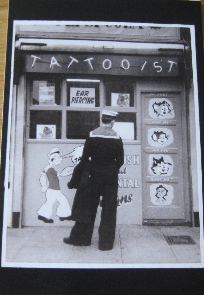 Foto op nieuwe ansichtkaart van matroos bij tattoo shop, Ophalen of Verzenden, 1980 tot heden, Ongelopen, Overige thema's