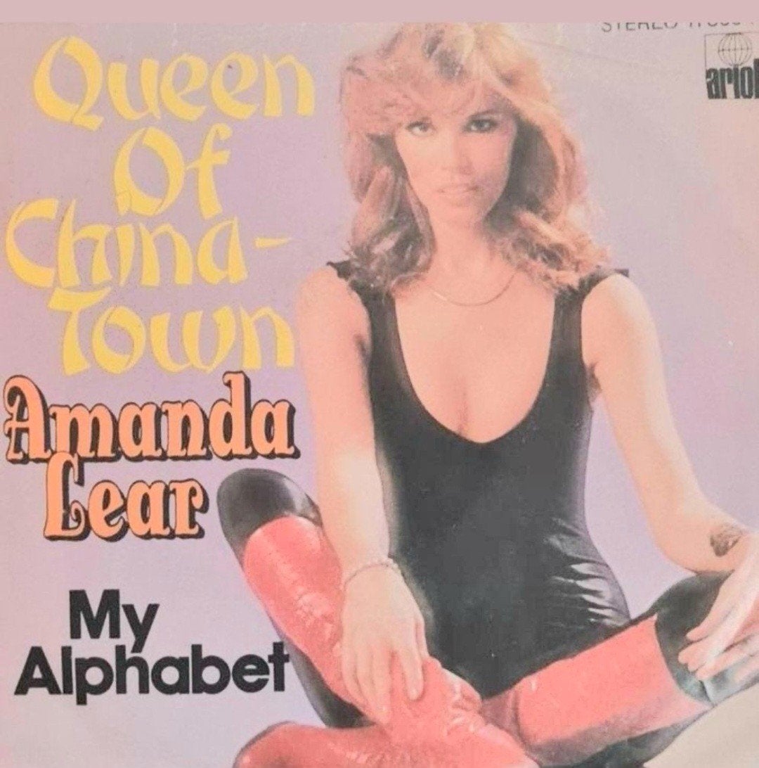 AMANDA LEAR  - QUEEN OF CHINA TOWN (HOES BESCHADIGD), Ophalen of Verzenden, Gebruikt, Pop