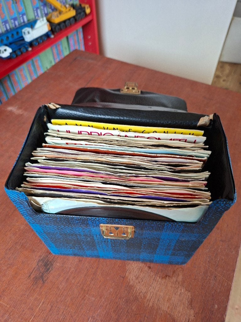 Platenkoffer met 47 EP’tjes, 45 toeren, Gebruikt, Ophalen of Verzenden, EP, Pop