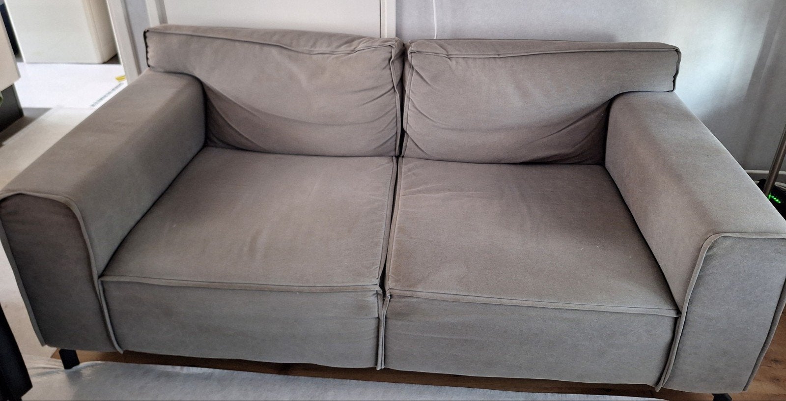Comfortabele grijze tweezitsbank, Ophalen, Gebruikt, 150 tot 200 cm, Tweepersoons