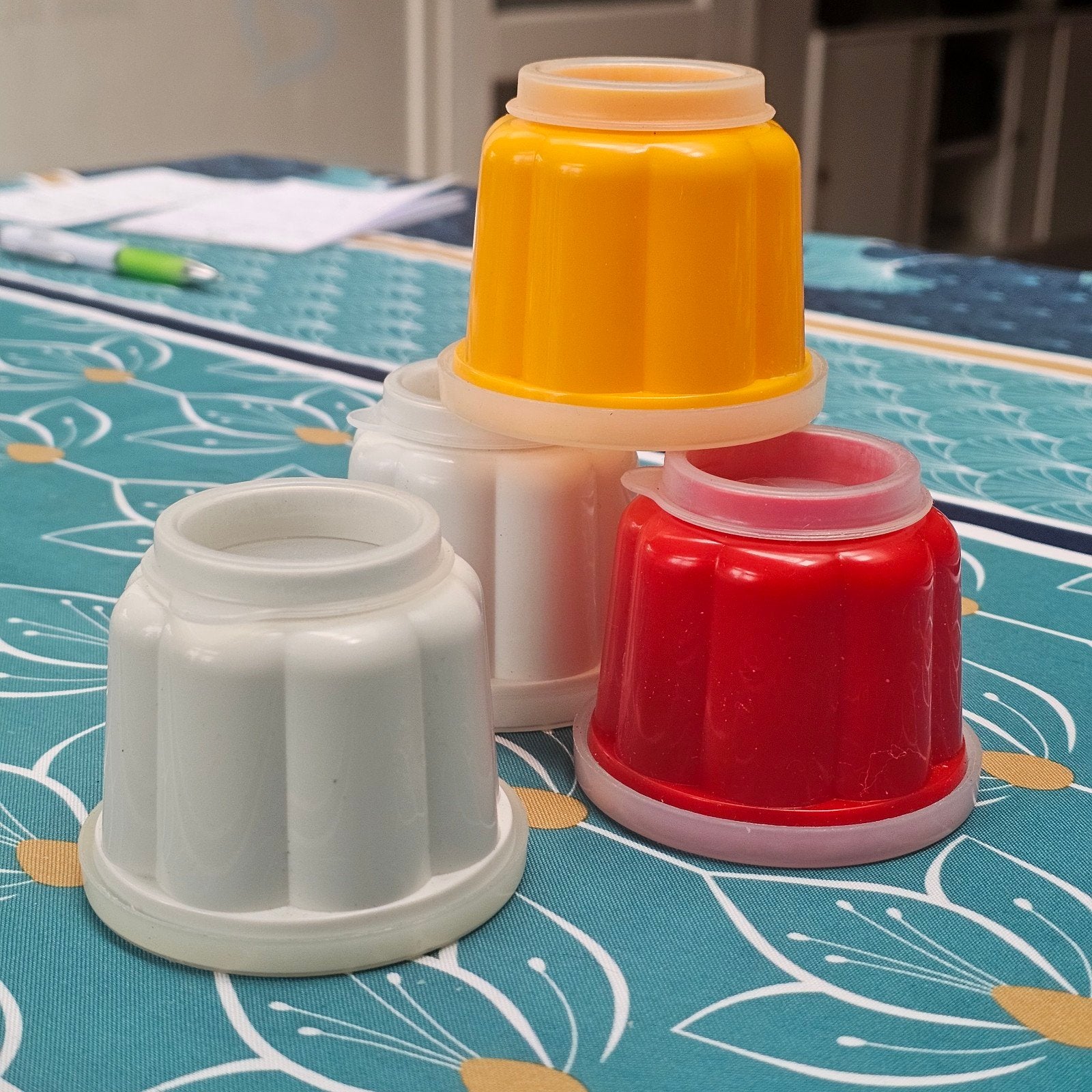 Tupperware 4 vintage puddingvormpjes met deksel, Huis en Inrichting, Keuken | Tupperware, Ophalen of Verzenden, Gebruikt, Geel