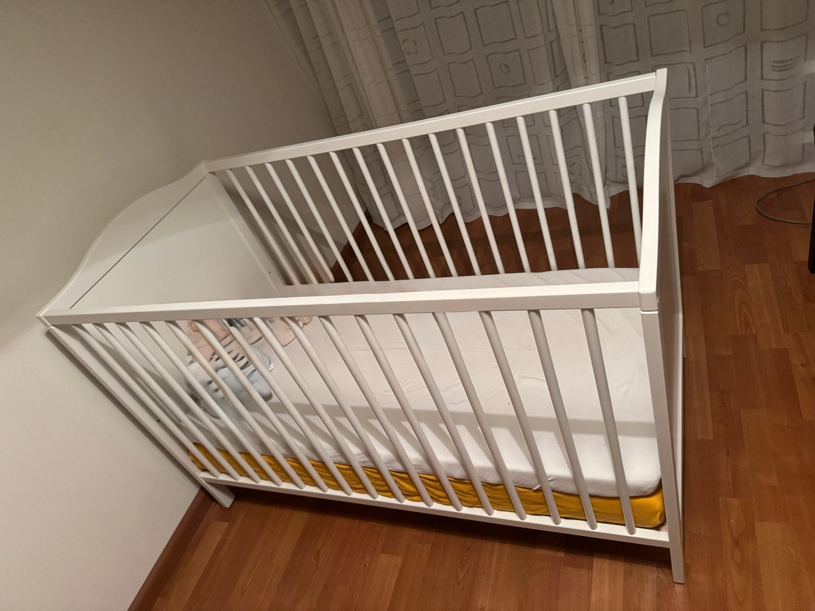 Witte babywieg met matras en commode, Ophalen, 70 tot 85 cm, 140 tot 160 cm, Zo goed als nieuw