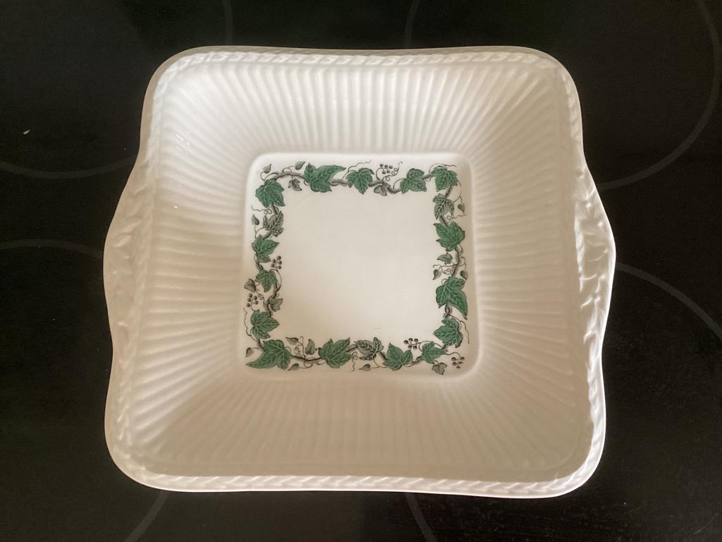 Wedgewood schaal  26 cm  / Hoog 4.5 cm // Druivenrank, Ophalen of Verzenden