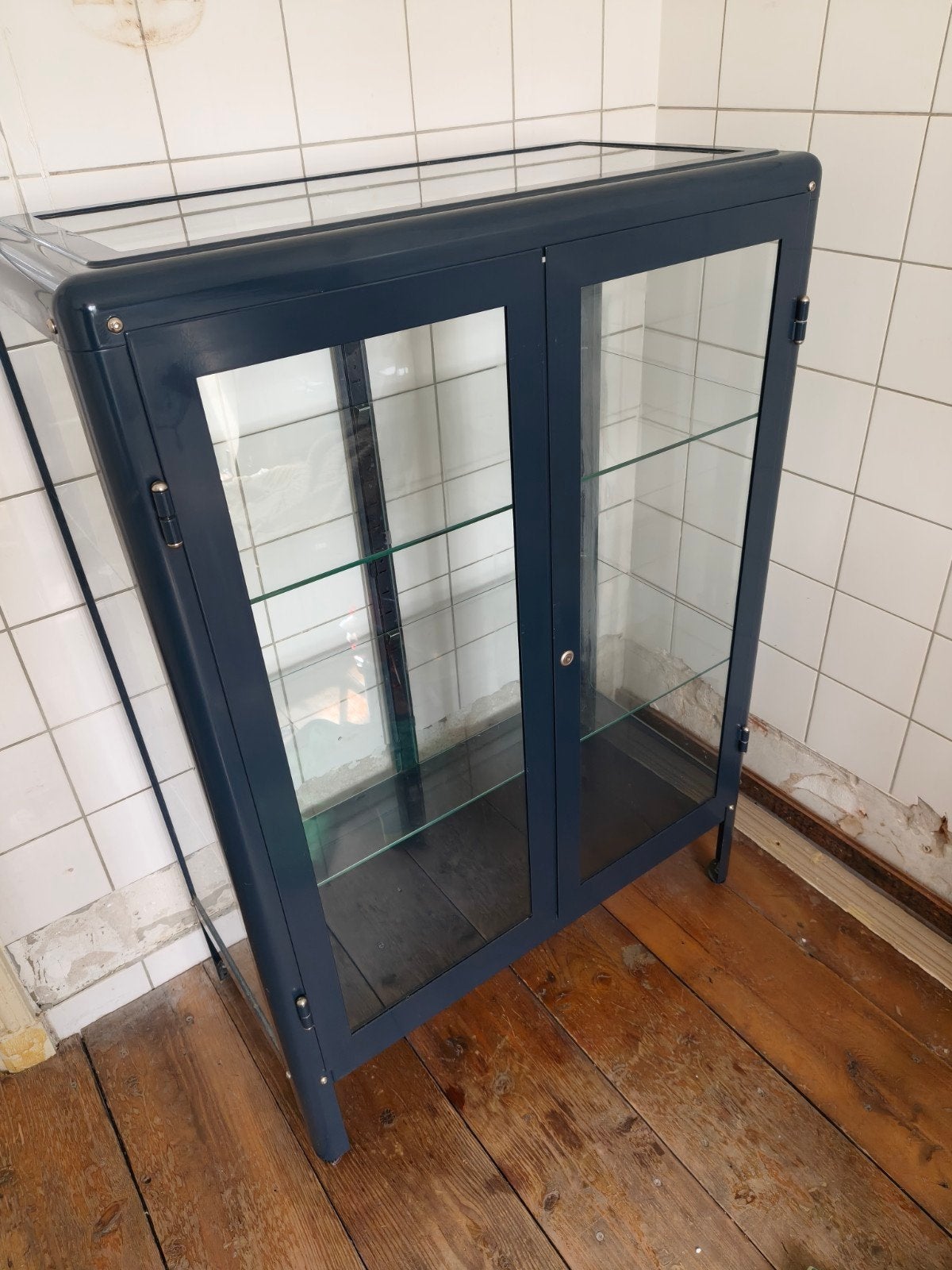 Donkerblauwe Ikea Fabrikor vitrinekast, Huis en Inrichting, Kasten | Vitrinekasten, Gebruikt, 150 tot 200 cm, 25 tot 50 cm, 50 tot 100 cm