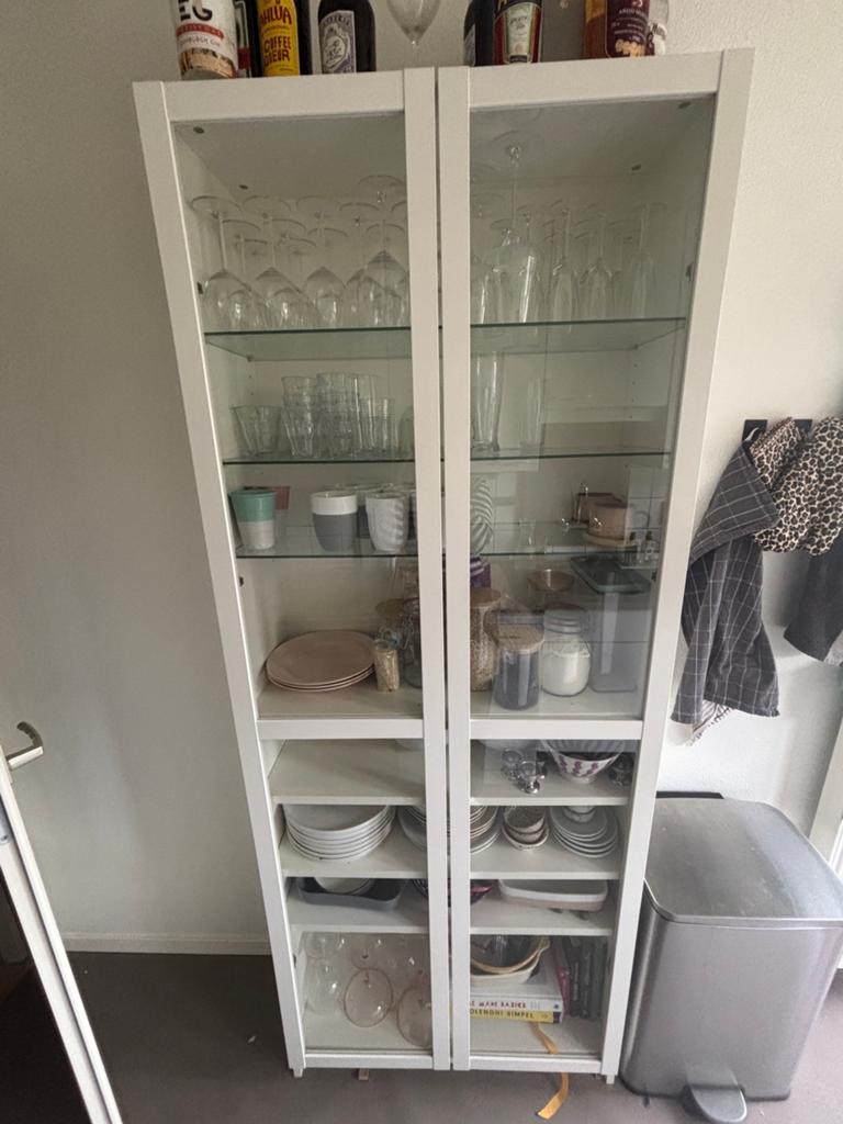 Witte servieskast met glazen deuren, Huis en Inrichting, Kasten | Vitrinekasten, Ophalen, Gebruikt, 50 tot 100 cm, Minder dan 100 cm