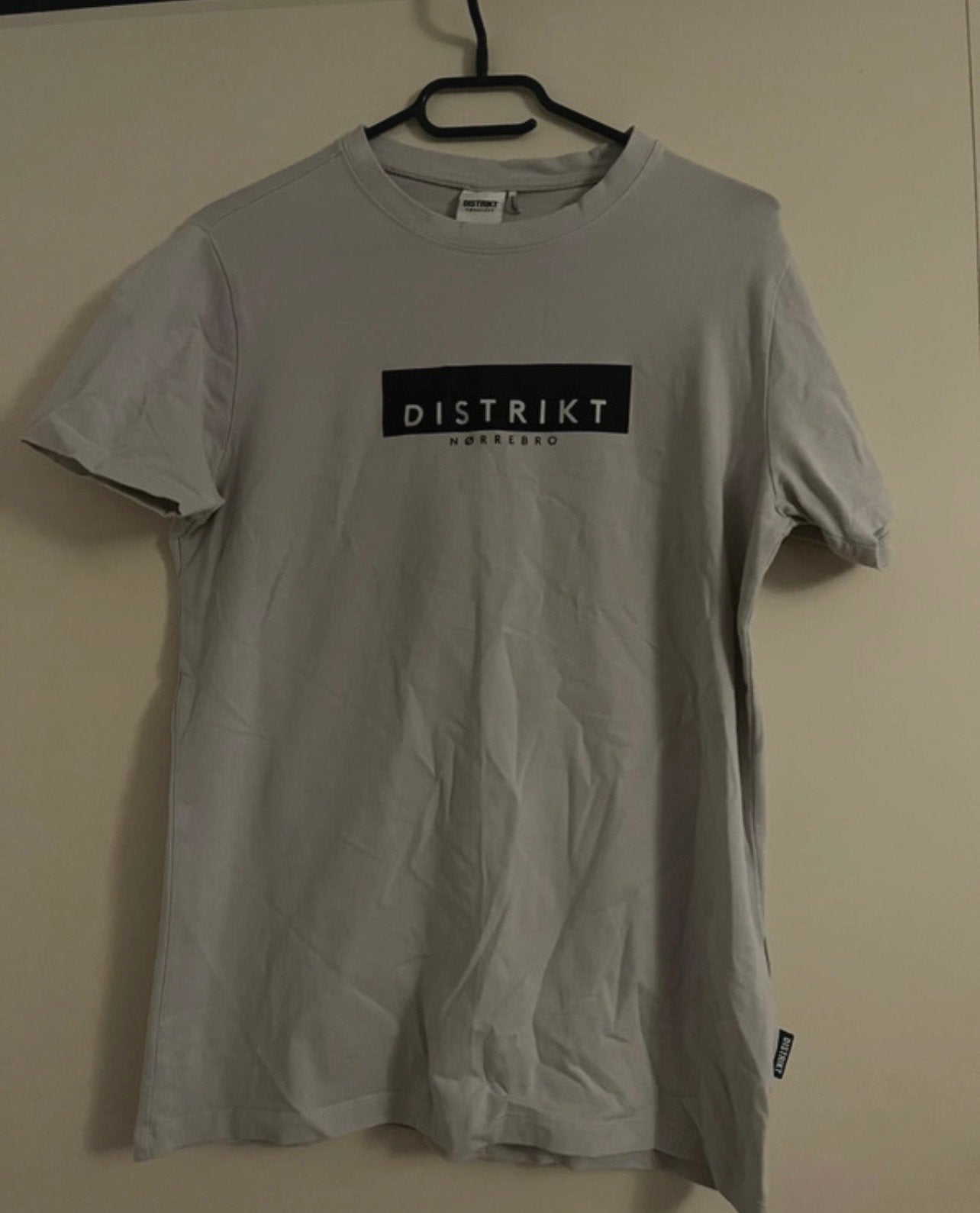 DISTRIKT Nørrebro T-shirt - Lichtgrijs, Maat S, Verzenden, Zo goed als nieuw, Maat 46 (S) of kleiner, Grijs