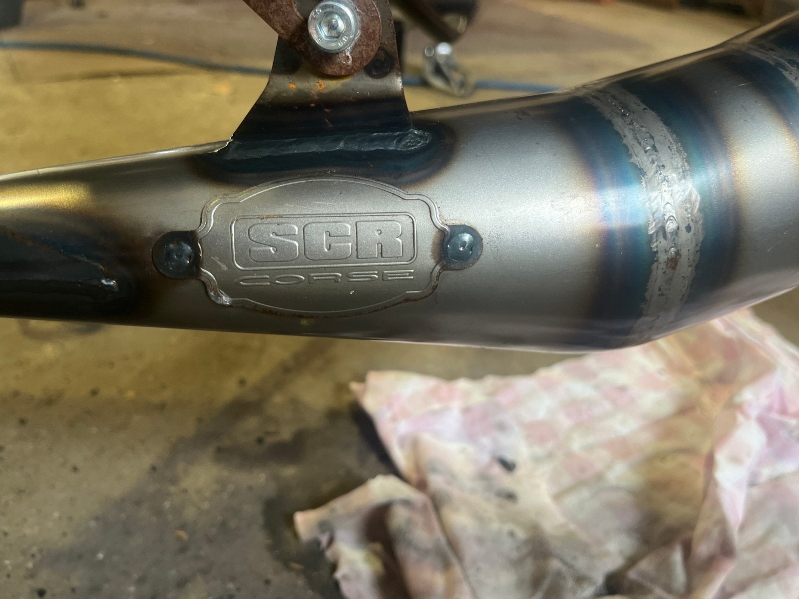 SCR Corse uitlaat onderlangs Aprilia / Derbi, Ophalen of Verzenden, Zo goed als nieuw, Uitlaat
