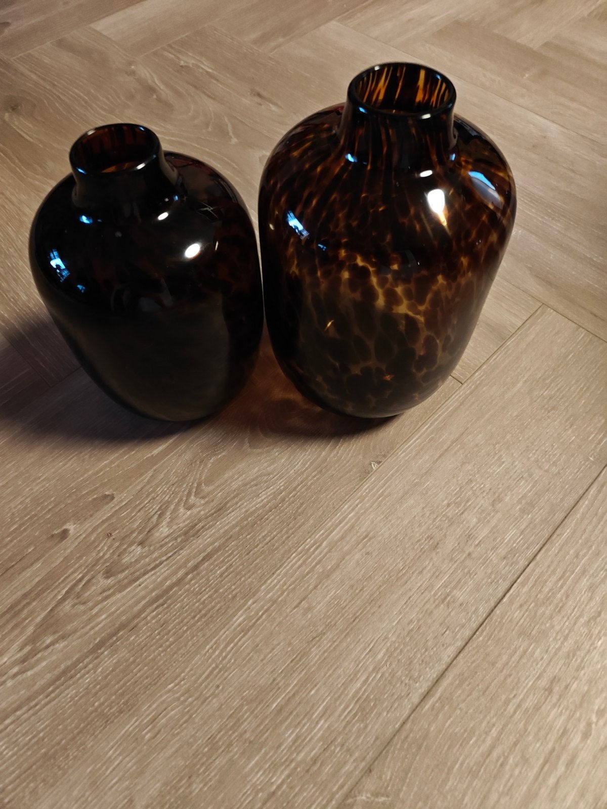 2 decoratie vazen met print, Huis en Inrichting, Ophalen, Zo goed als nieuw, Bruin, Glas