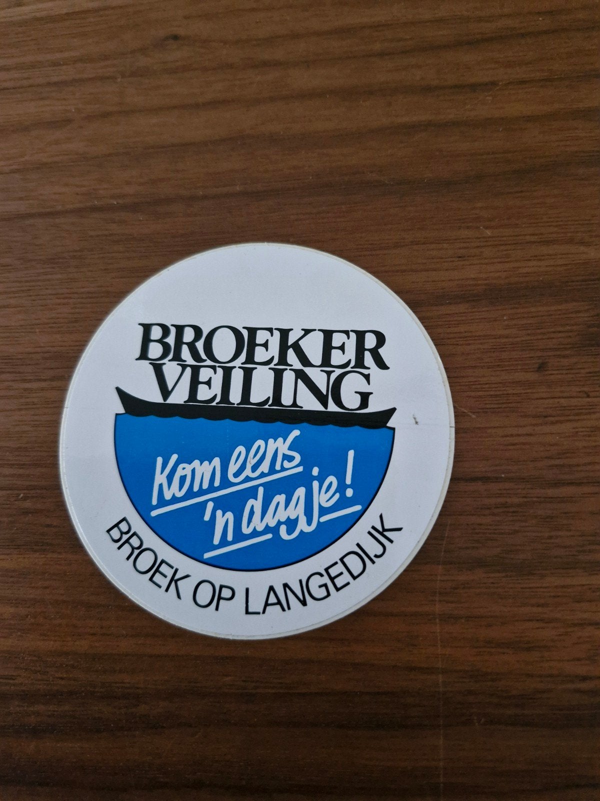 9153 Vintage Broeker Veiling sticker - Kom eens 'n dagje!, Ophalen of Verzenden, Gebruikt, Overige typen