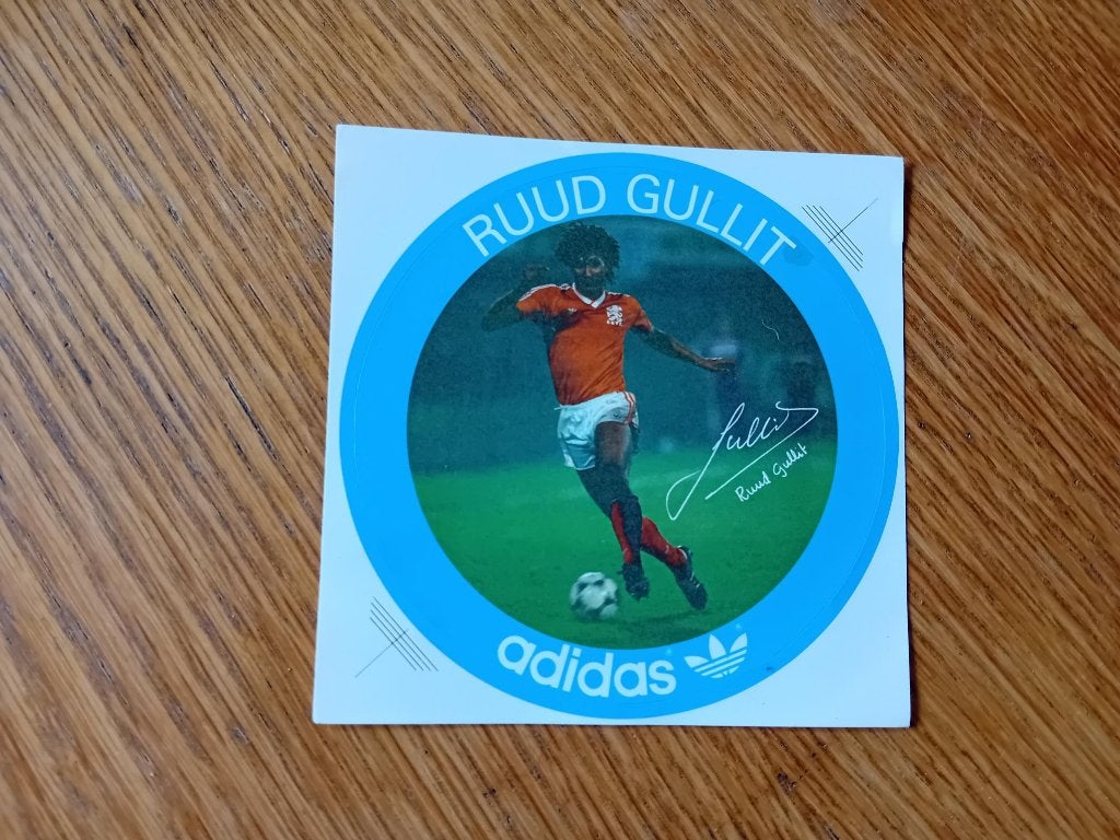 Adidas sticker met Ruud Gullit 11 cm, Ophalen of Verzenden, Zo goed als nieuw, Bedrijf of Vereniging