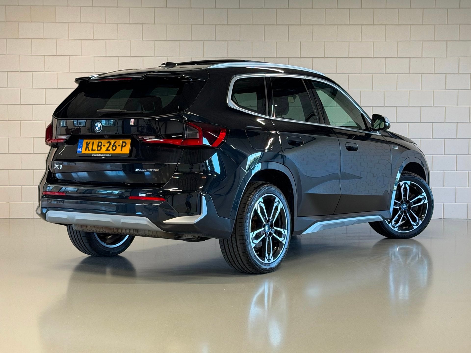 BMW X1 XDrive30e High Executive xLine | PANO | H/K | 360 CAM, Auto's, BMW, 16 kWh, Zwart, Bedrijf, Hybride Elektrisch/Benzine