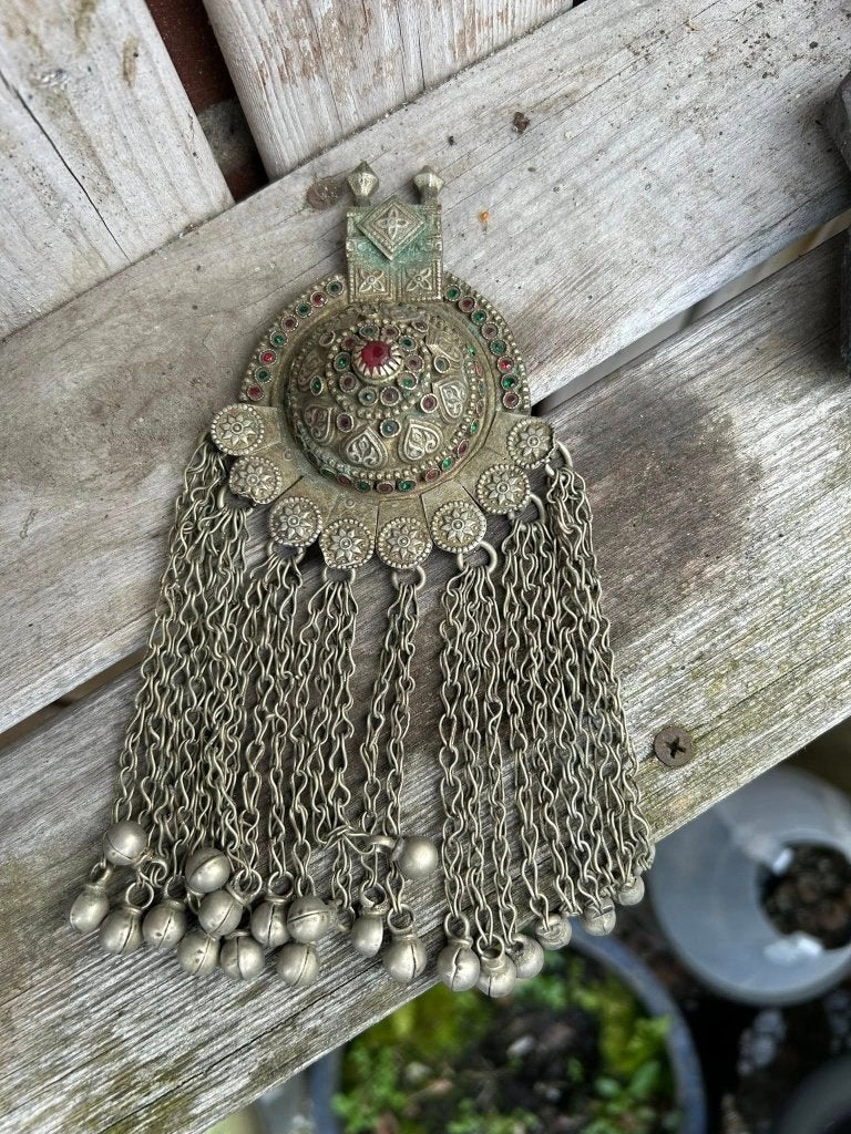Prachtige antieke Kuchi Nomaden hanger versierd met oud glas, Ophalen of Verzenden, Overige materialen, Hanger