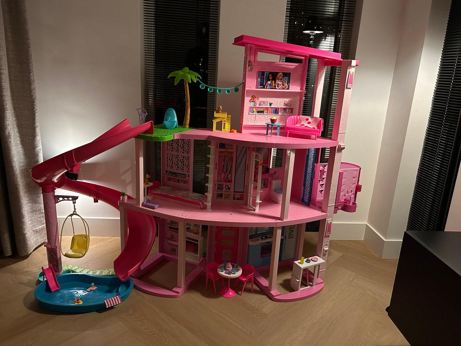 Barbie Droomhuis met Zwembad en Glijbaan, Ophalen, Zo goed als nieuw, Poppenhuis