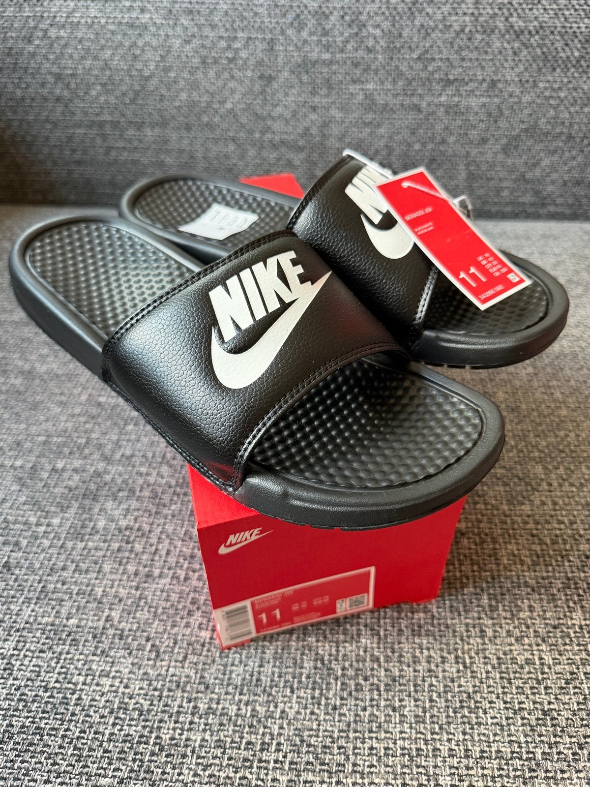 Nike Benassi JDI Slippers - Maat 45 - Nieuw met doos, Kleding | Heren, Schoenen, Slippers, Zwart, Nieuw, Ophalen of Verzenden