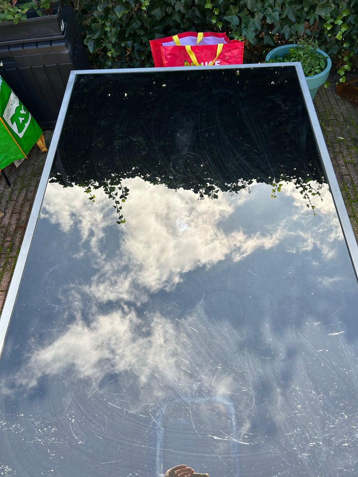 Foto 3 van Aluminium tuintafel met zwart veiligheidsglas (157x97,5 cm)