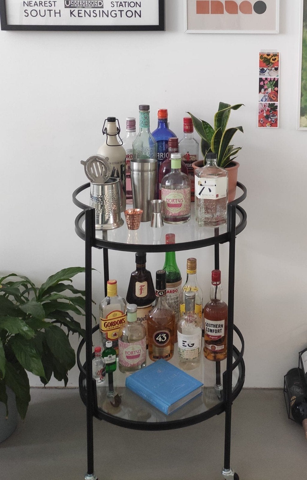 Zwarte serveerwagen / bar cart met glazen planken, Huis en Inrichting, Ophalen, Minder dan 55 cm, Gebruikt, Modern, Industrieel