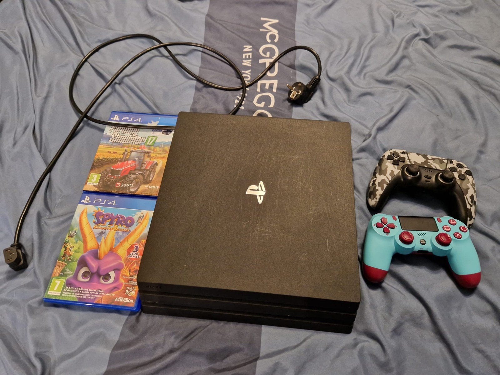 PlayStation 4 Pro met 2 controllers en 2 games, Ophalen of Verzenden, Gebruikt, Zwart, Met games