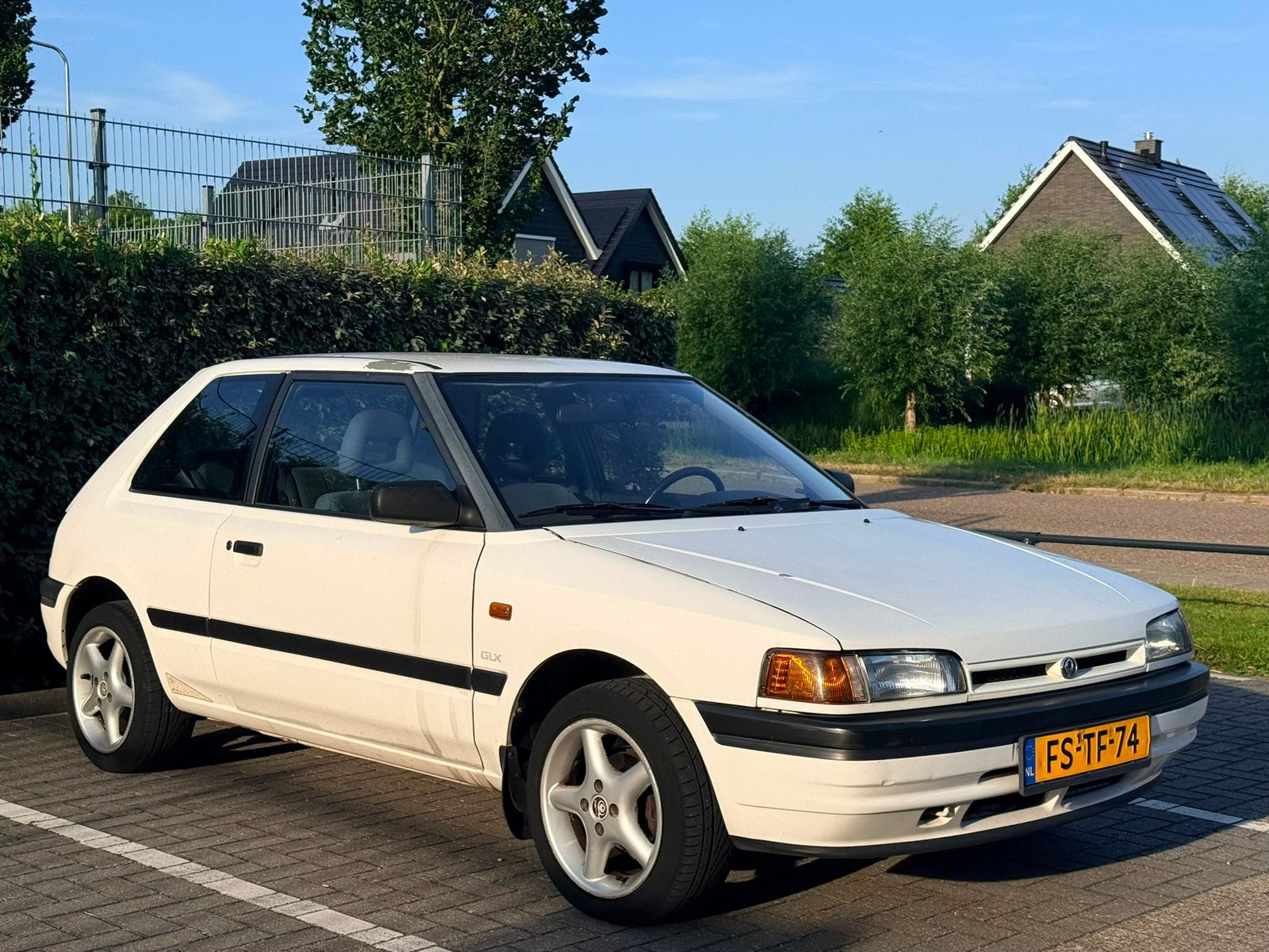 Mazda 323 1.6 I HB GLX 16V AUT U9 1992 Wit, Stof, 40 €/maand, 4 cilinders, 400 kg
