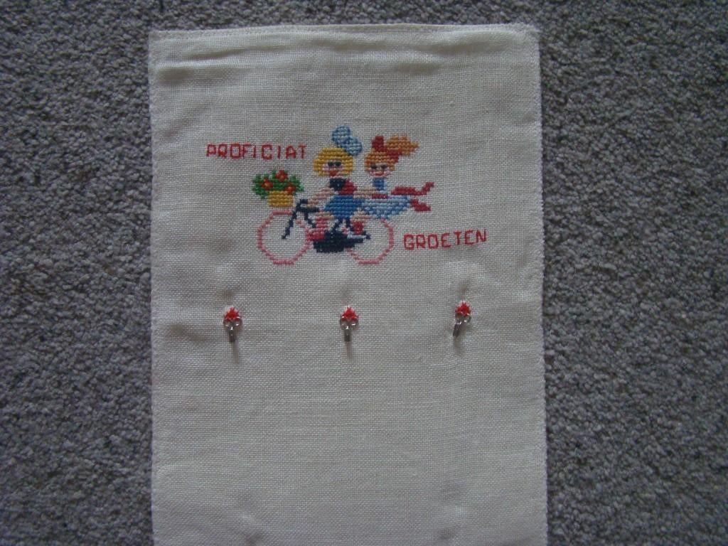 ~ kaartenhanger  ~ schellenkoord  geborduurd, 18 cm, Textiel, Ophalen of Verzenden, 109 cm