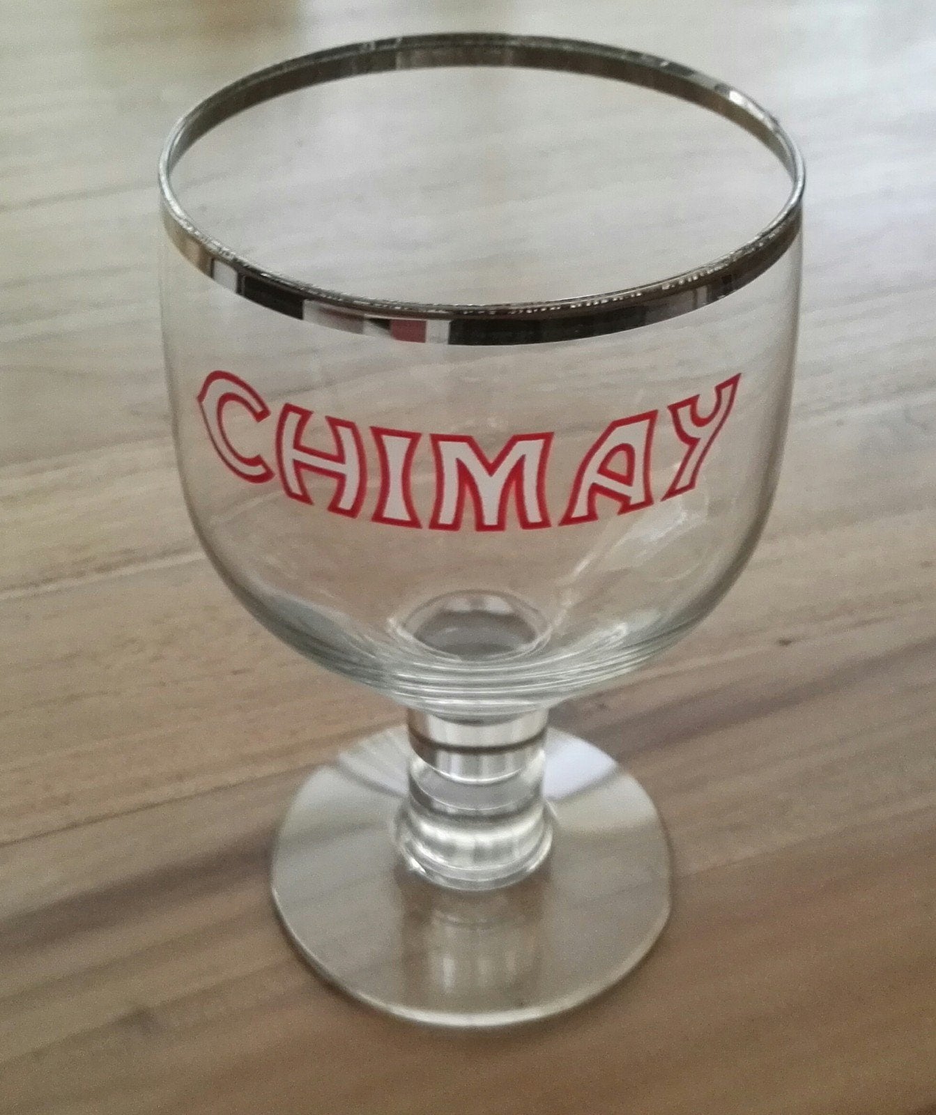 oud Chimay bierglas op voet met zilverkleurige rand, Ophalen of Verzenden, Zo goed als nieuw, Glas of Glazen, Overige merken