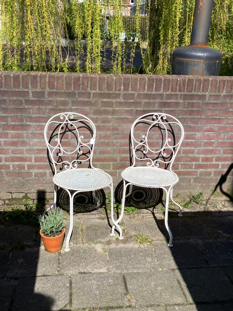 Witte tuinstoelen ijzer, Ophalen