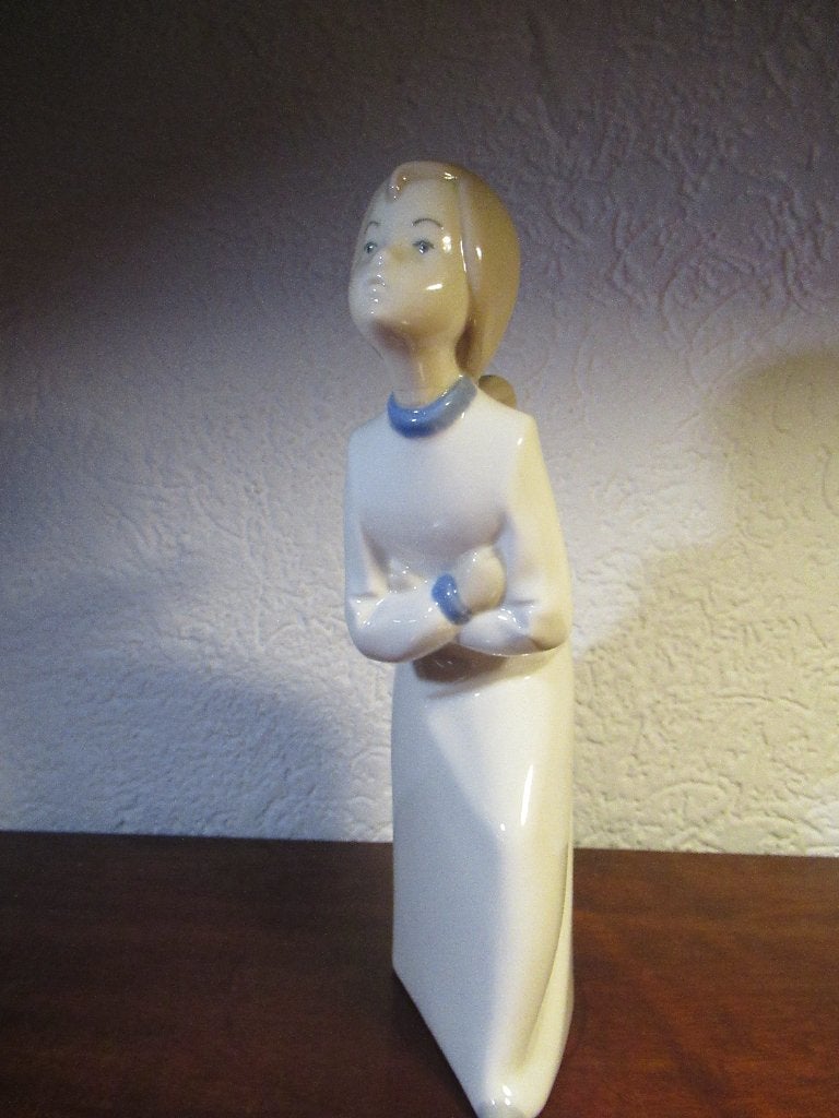MEISJE met Handen over elkaar hg 22 cm wit porselein gesign., Verzamelen, Beelden en Beeldjes, Ophalen of Verzenden, Nieuw, Mens