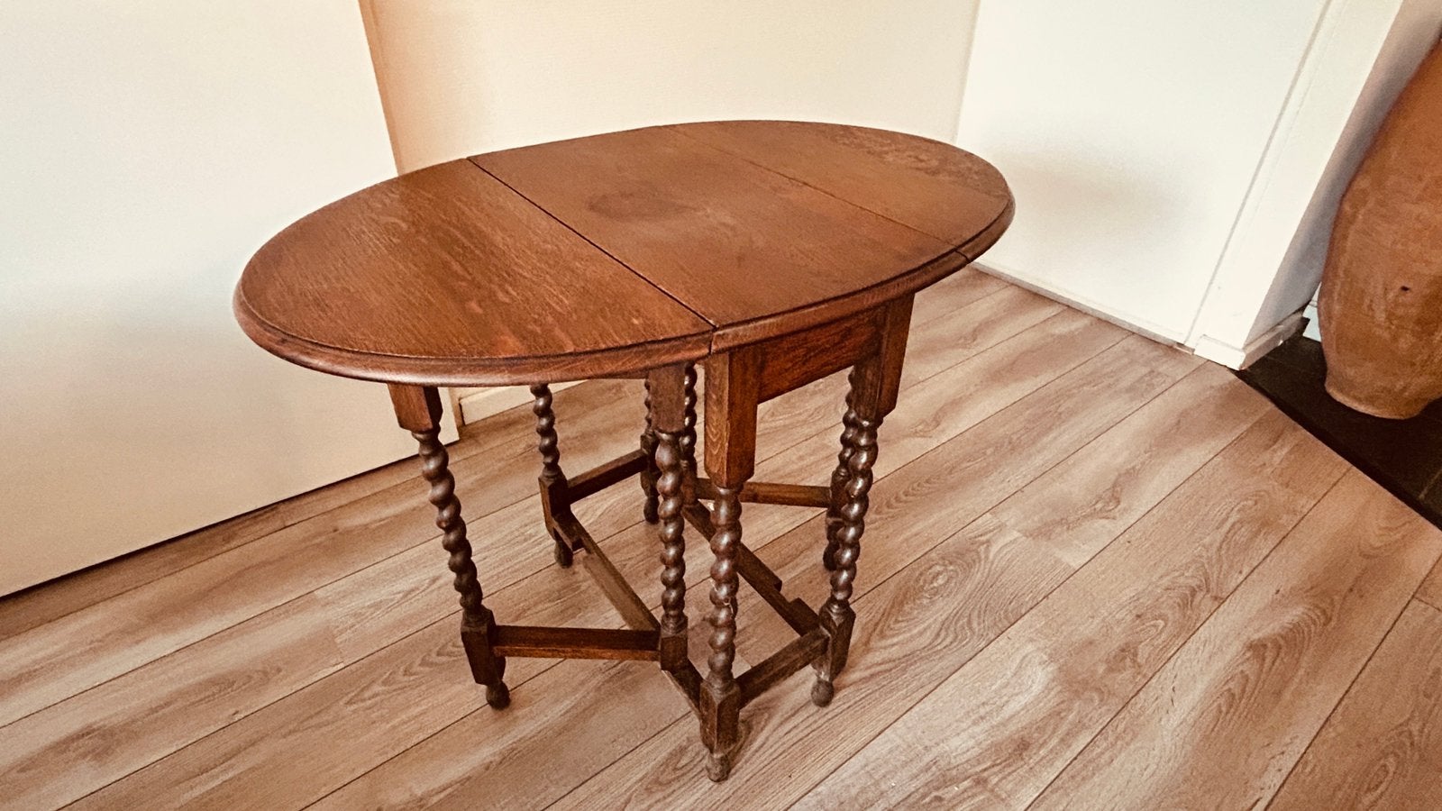 Houten ovale uitklaptafel met gedraaide poten, Ophalen