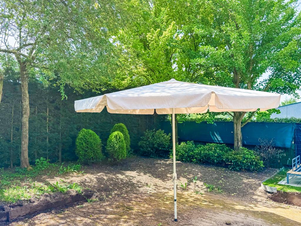 Hele grote enorme parasol ecru beige 4 m breed 3 m hoog, Tuin en Terras, Ophalen, Verstelbaar, Gebruikt, Stokparasol
