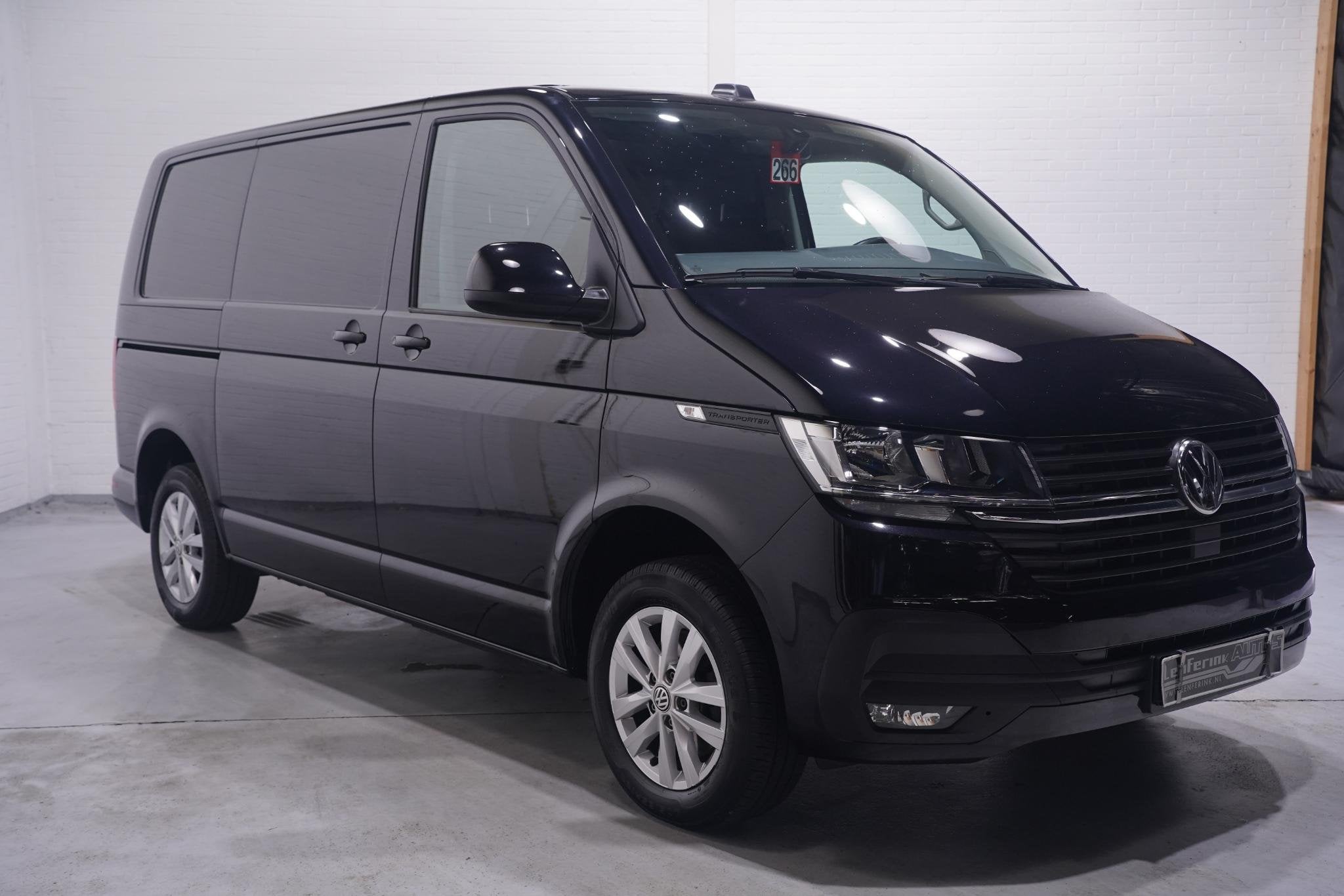 Foto 2 van Volkswagen Transporter 2.0 TDI 150 pk DSG Aut. L1H1 Airco, 2