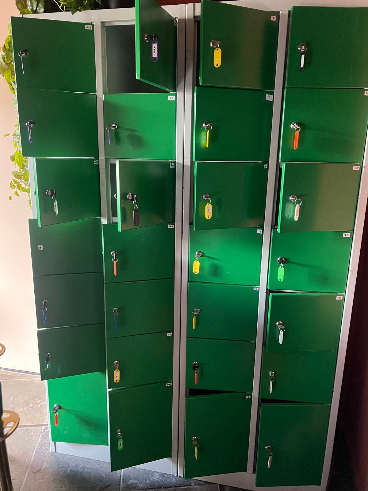 Groene kluisjeskast met 24 kluisjes en sleutels, Ophalen, Gebruikt