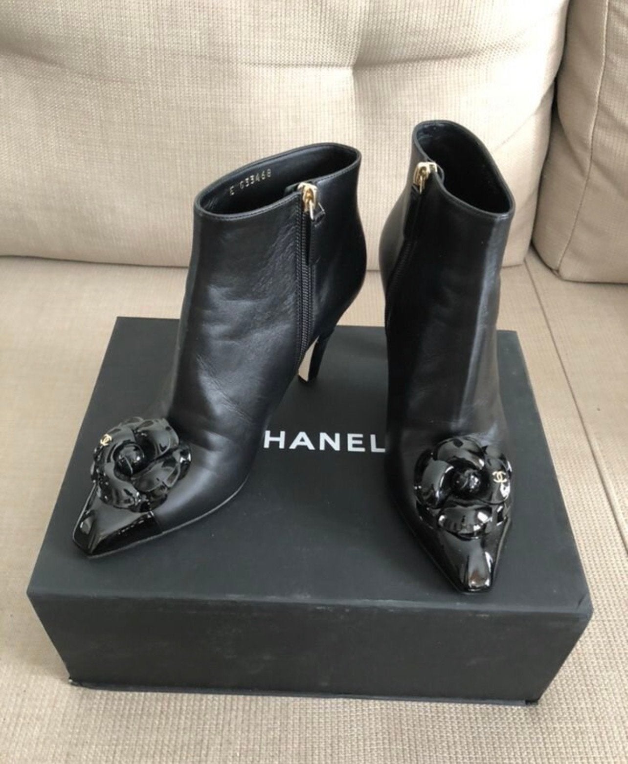 Chanel Leren Enkellaarsjes met Camelia Detail - Maat 38C, Kleding | Dames, Verzenden, Zo goed als nieuw, Zwart, Lage of Enkellaarzen