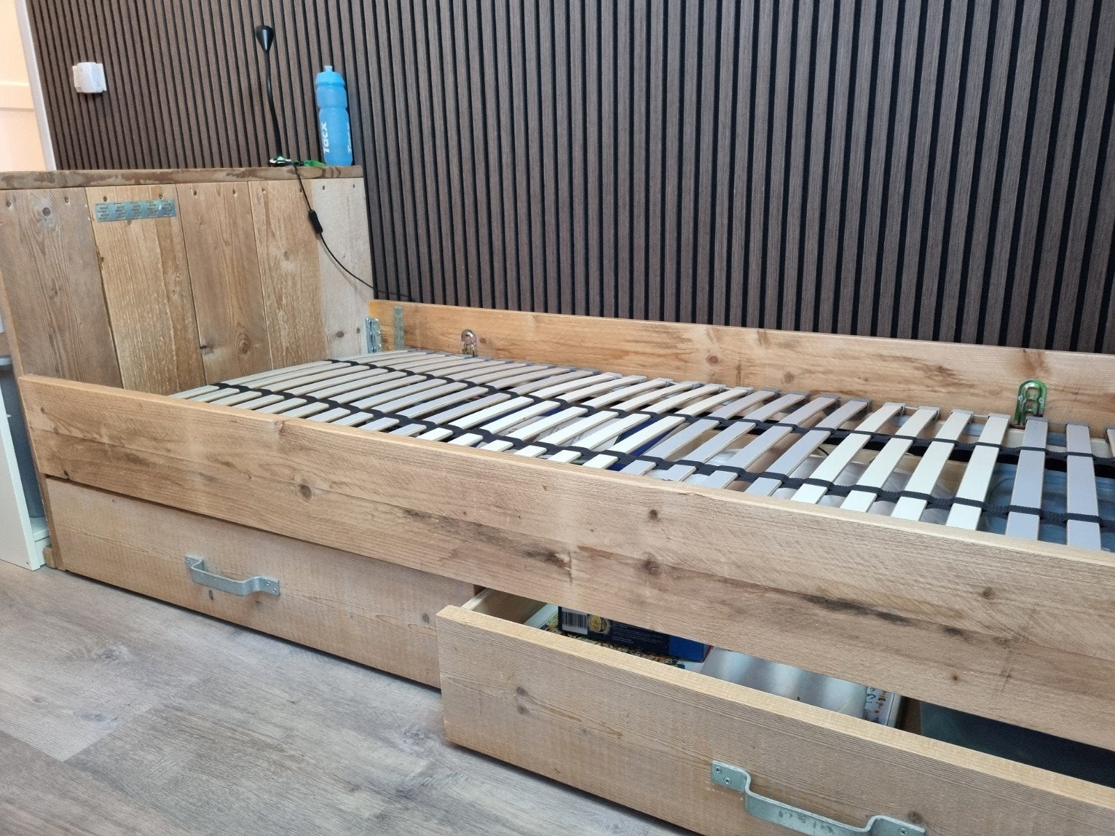 Steigerhouten eenpersoonsbed met lades, Ophalen, Gebruikt, 90 cm, Eenpersoons