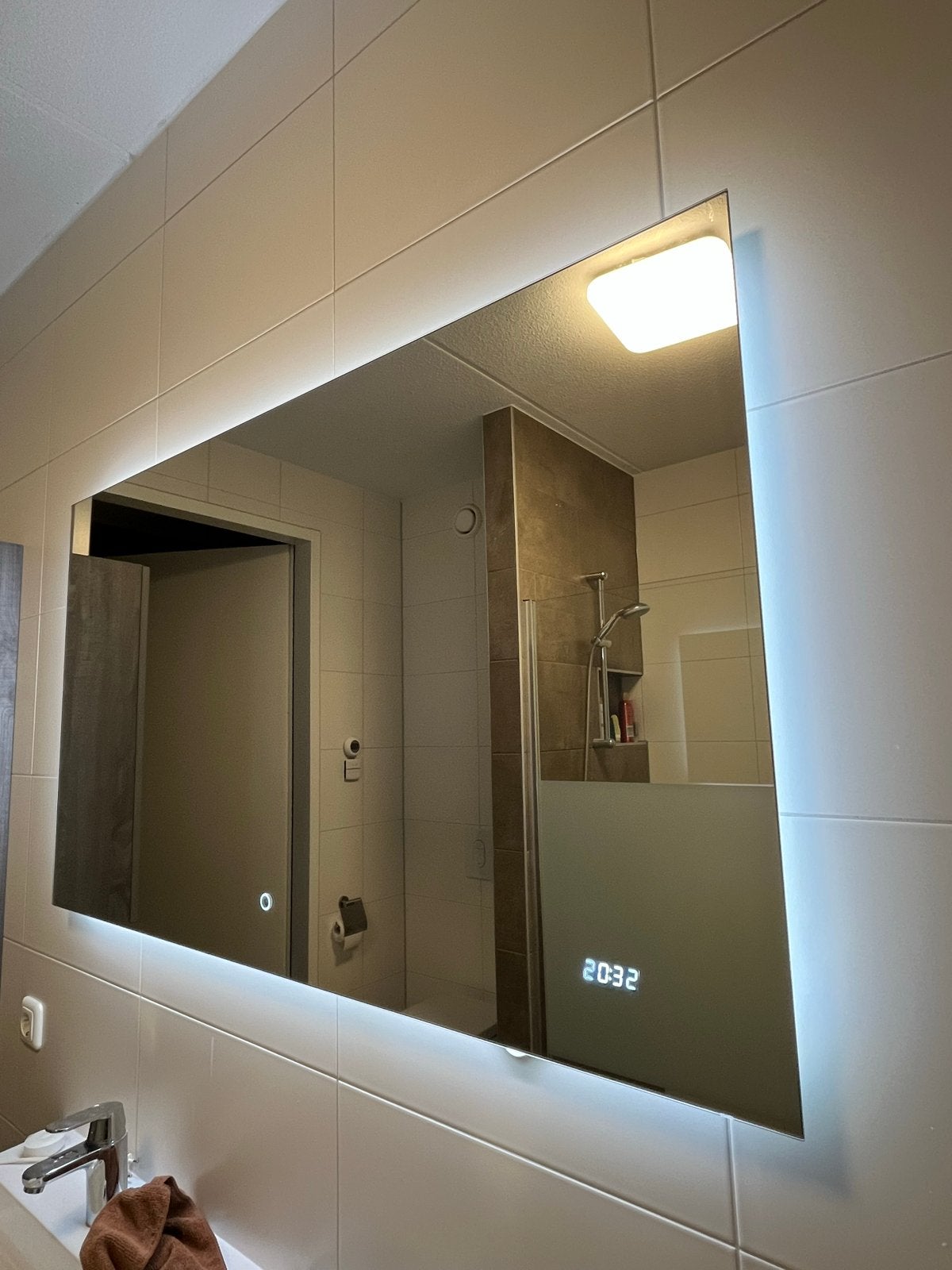 Foto 5 van Badkamer spiegel 120x70 LED, verwarming en klok 120x70