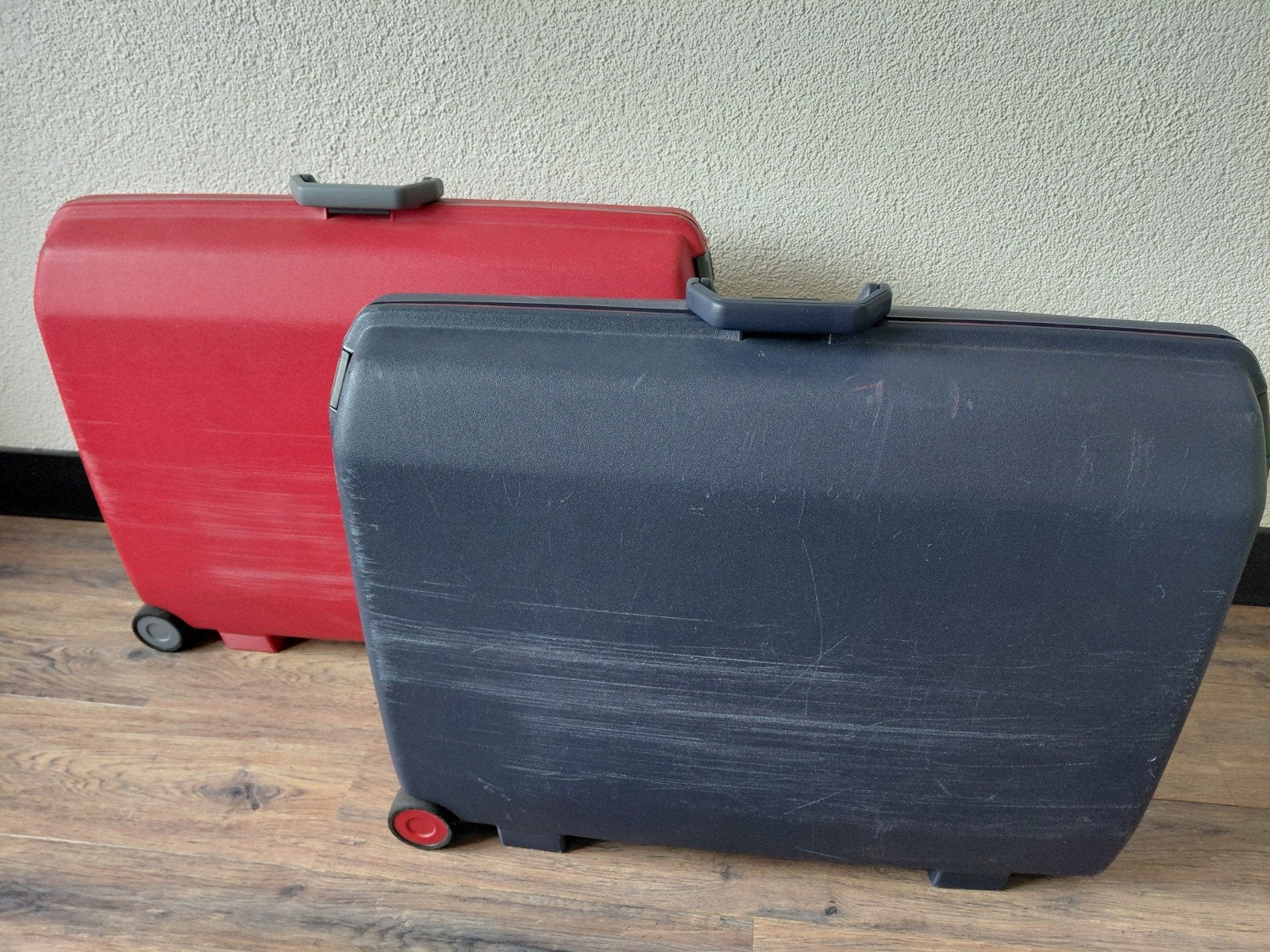 Samsonite koffer met cijferslot - Rood en Blauw, Sieraden, Tassen en Uiterlijk, Koffers, Gebruikt, Hard kunststof, 35 tot 45 cm