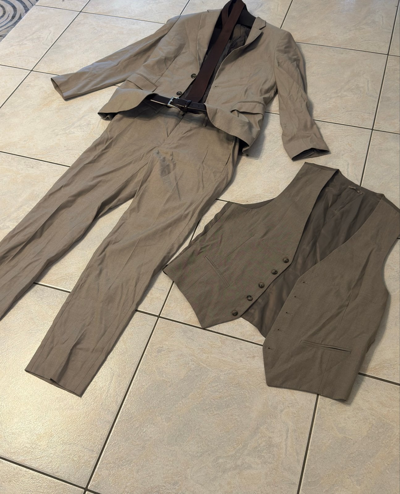 Heren pak beige/crème met gilet, 2 stropdassen en riem, Ophalen, Zo goed als nieuw, Overige maten, Beige