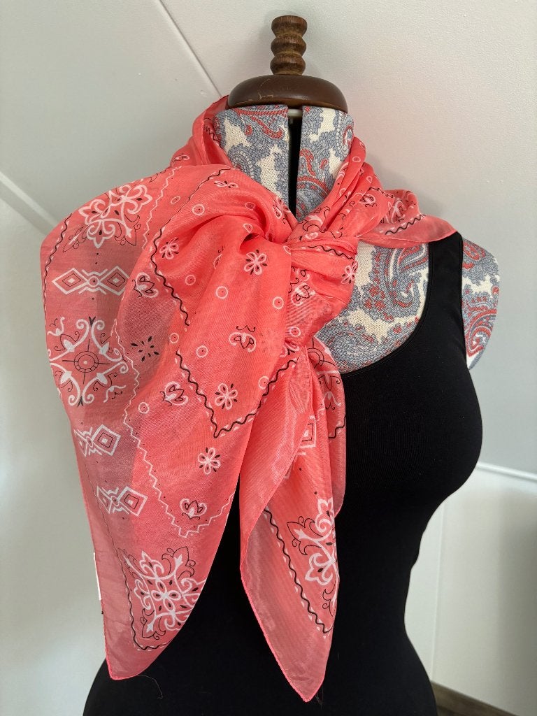 Roze Sjaal Shawl Zijde, Kleding | Dames, Ophalen of Verzenden, Gedragen, Maat 42/44 (L), Sjaal