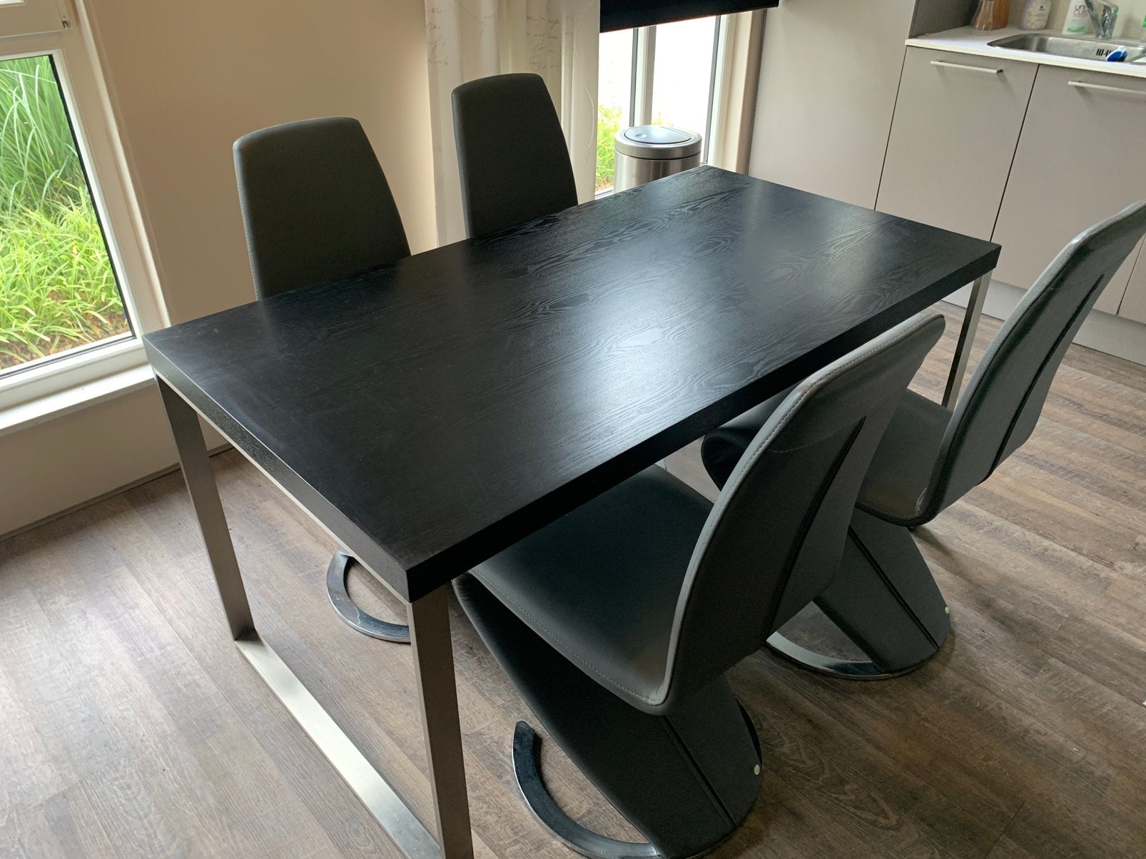 Eetkamertafel zwart met 4 stoelen grijs, Huis en Inrichting, Tafels | Eettafels, Ophalen, Gebruikt, 100 tot 150 cm, 50 tot 100 cm