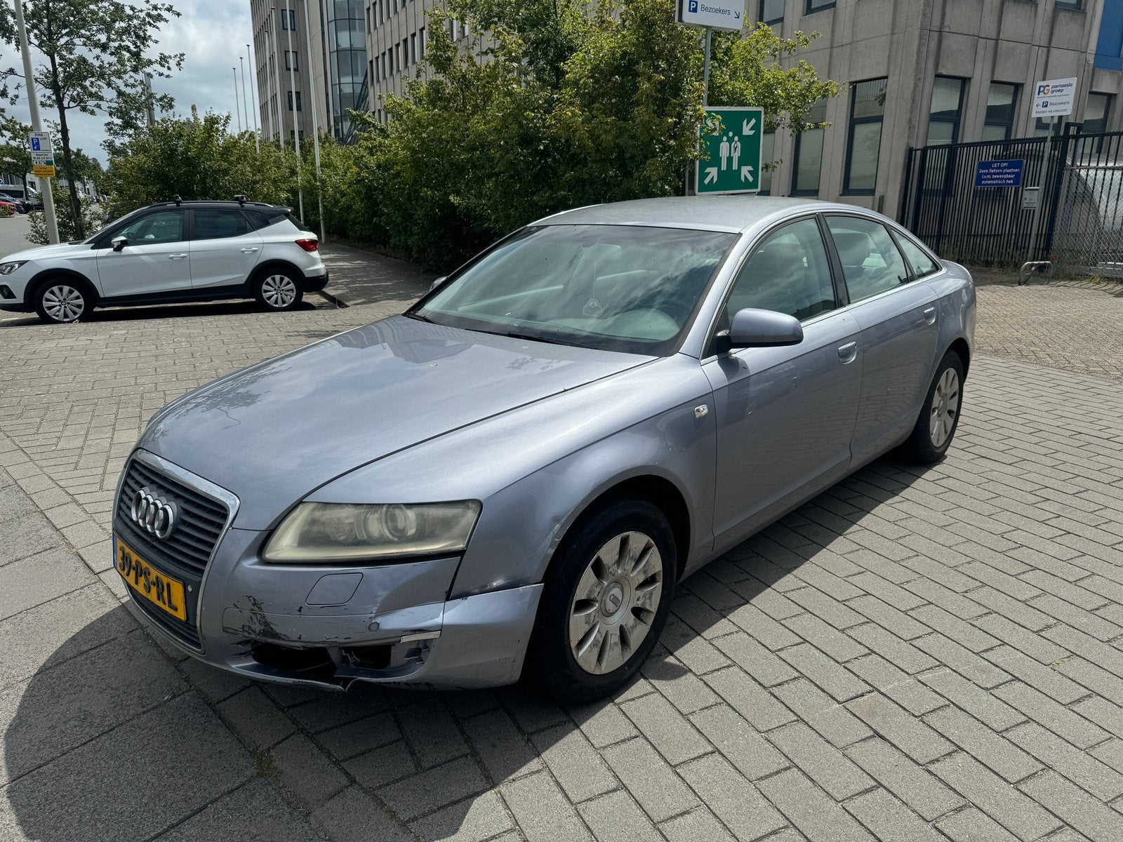 Audi A6 2.4 V6 Automaat 2004 Grijs sedan airco, Stof, 1800 kg, Bedrijf, Grijs