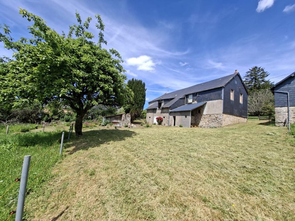 Twee woonhuizen te koop in hartje Morvan, 177 m², Frankrijk, Woonhuis, Arleuf