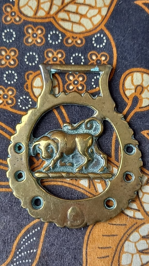 Mooi antiek stier kleppermannetje uit Engeland 8,6 cm. 1890.