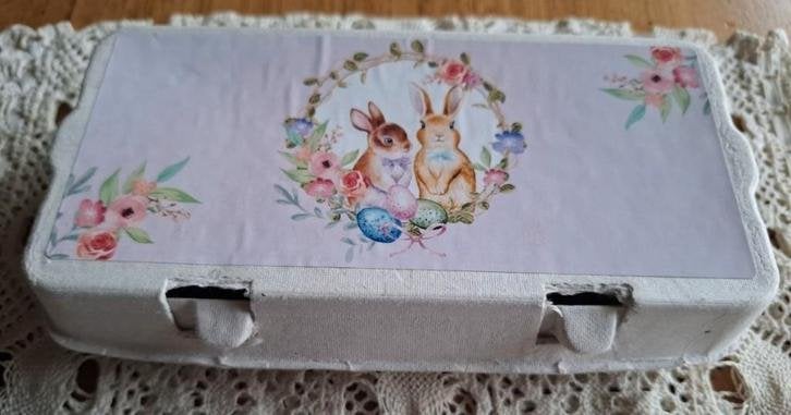 Kleine eierdoos met kleine pastel houten eitjes, PASEN, Diversen, Pasen, -, -, Ophalen of Verzenden, Zo goed als nieuw