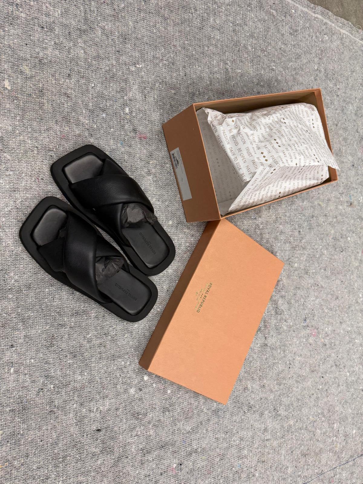 Zwarte slippers Royal RepubliQ maat 38 nieuw, Zwart, Nieuw, Ophalen, Slippers