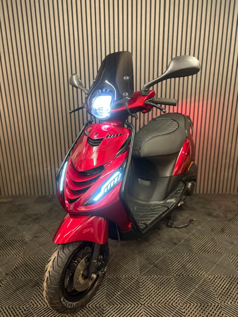 PIAGGIO ZIP 4T 3V BROM 2022 FULL OPTION CANDY RED, Maximaal 45 km/u, Zip, Ophalen of Verzenden, Zo goed als nieuw