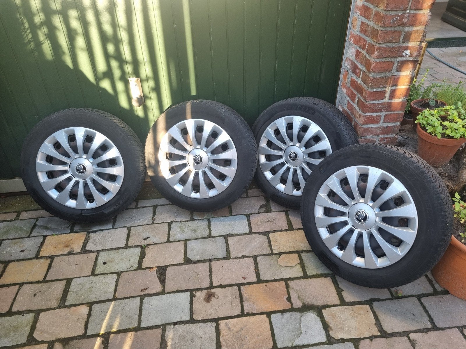 4x All-season banden op velg - 185/60 R15 - Skoda, Auto-onderdelen, Ophalen, Gebruikt, Skoda