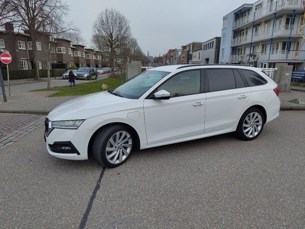 Skoda Octavia 1.4 TSI iV 245pk Phev DSG 2022 Wit, Stof, 4 cilinders, Wit, Plug-in hybride