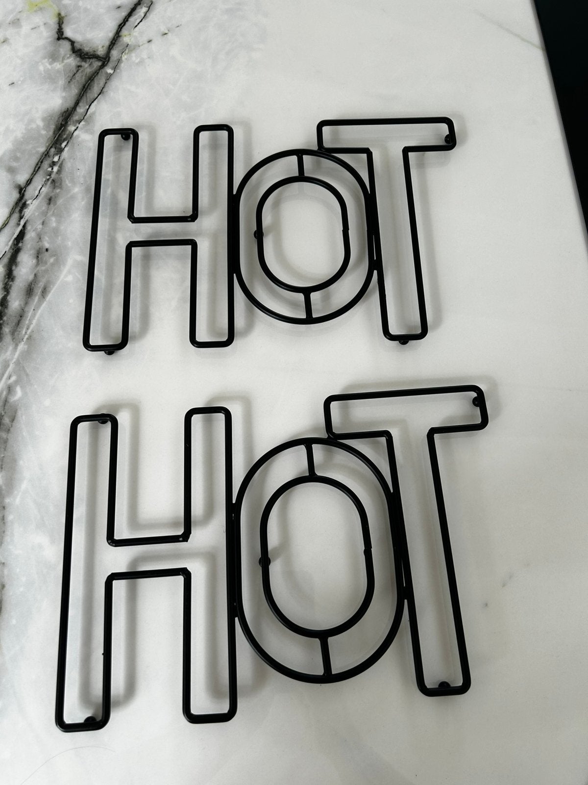 Pannenonderzetters metaal zwart twee stuks “hot”, Overige typen, Ophalen of Verzenden, Zo goed als nieuw, Zwart