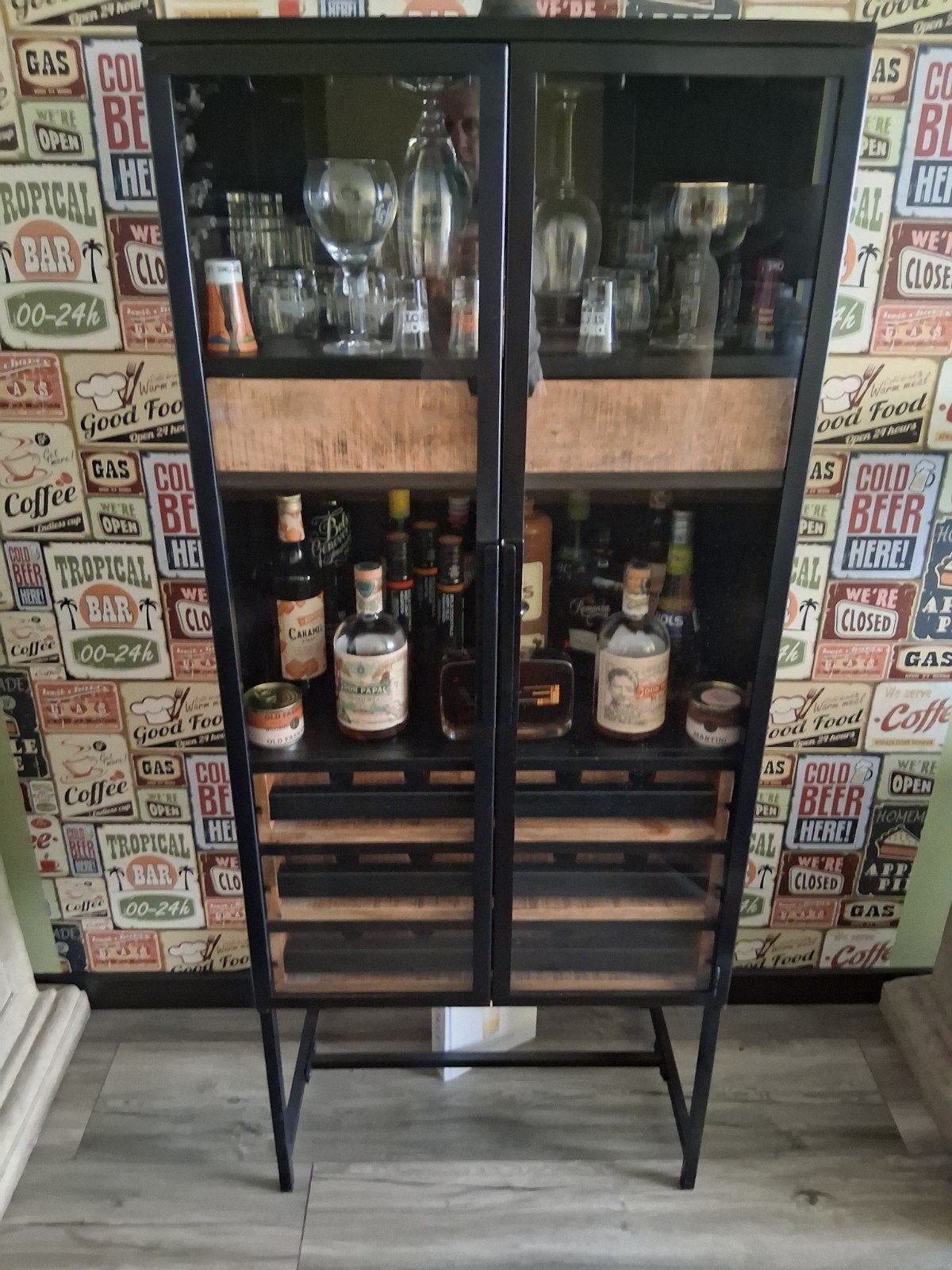 Industriële vitrinekast met glas en hout, Ophalen, Met deur(en), 50 tot 100 cm, 25 tot 50 cm