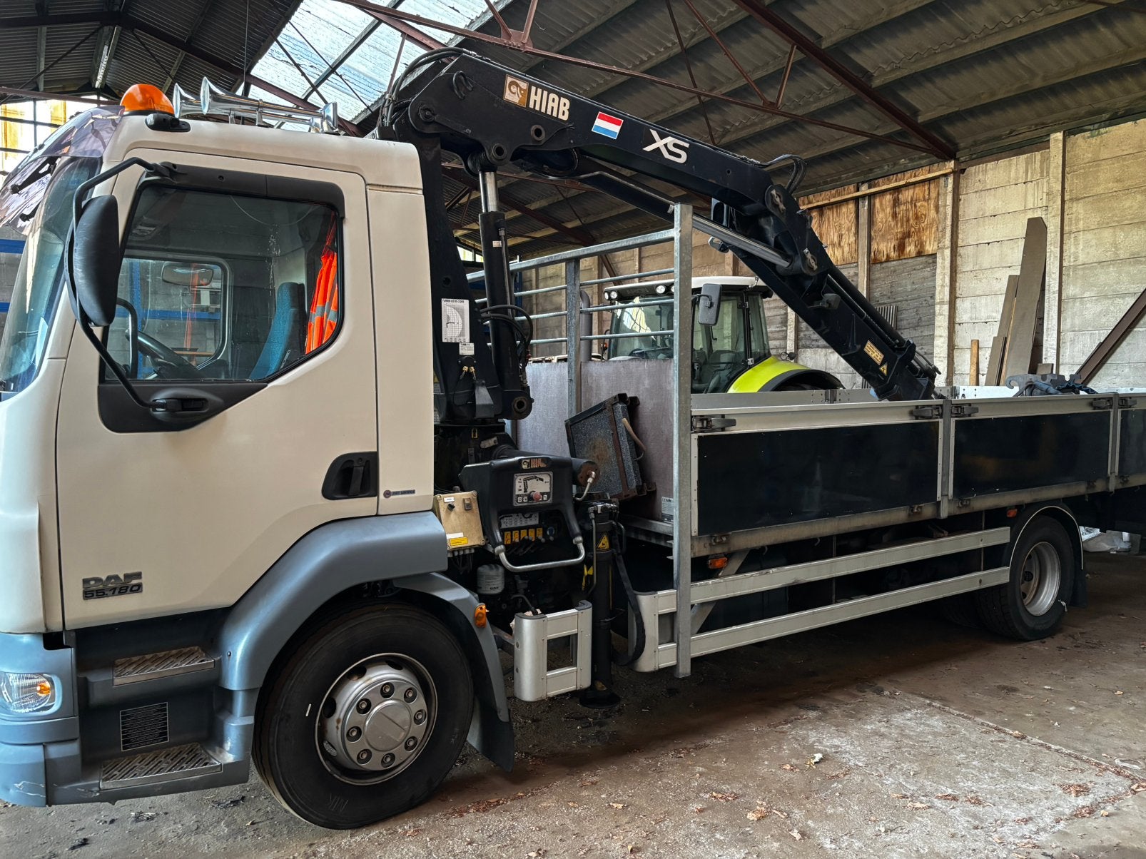 DAF LF truck met HIAB 122XS laadkraan (uniek), Bedrijf, Te koop